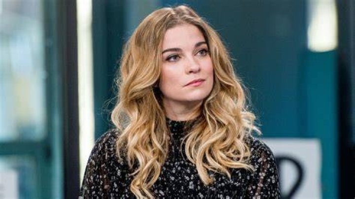 Annie Murphy Updates&rsquo;s Instagram profile post &ldquo;It doesn&rsquo;t feel quite