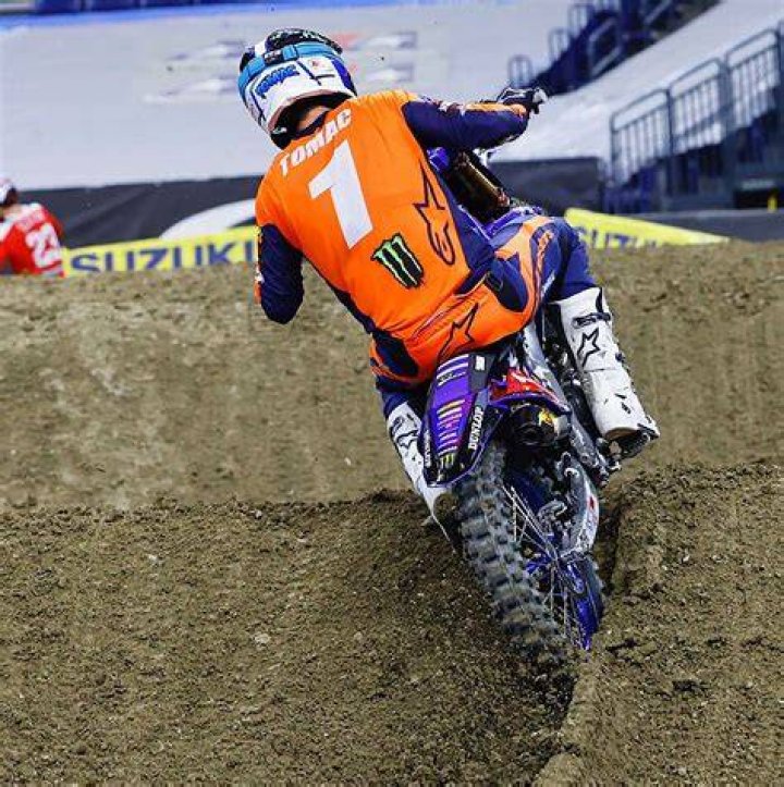Eli Tomac finishes eighth in Indianapolis Supercross, loses series lead