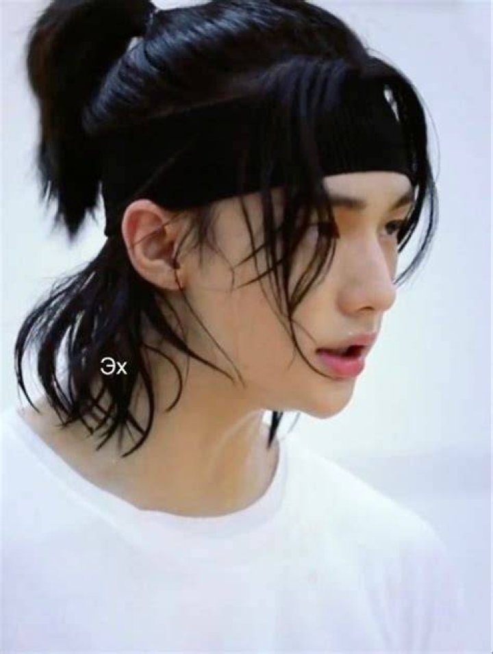 hyunjin pics on Twitter Cabelo curto com franja, Moda de rua japonesa