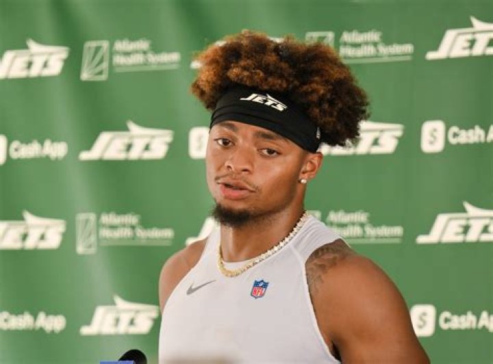 Justin Fields Net Worth, Salary, Contract 2022, Wife, Height and Weight