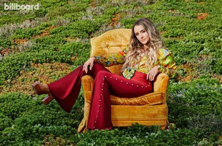 Lainey Wilson Tops Emerging Artists Chart Billboard