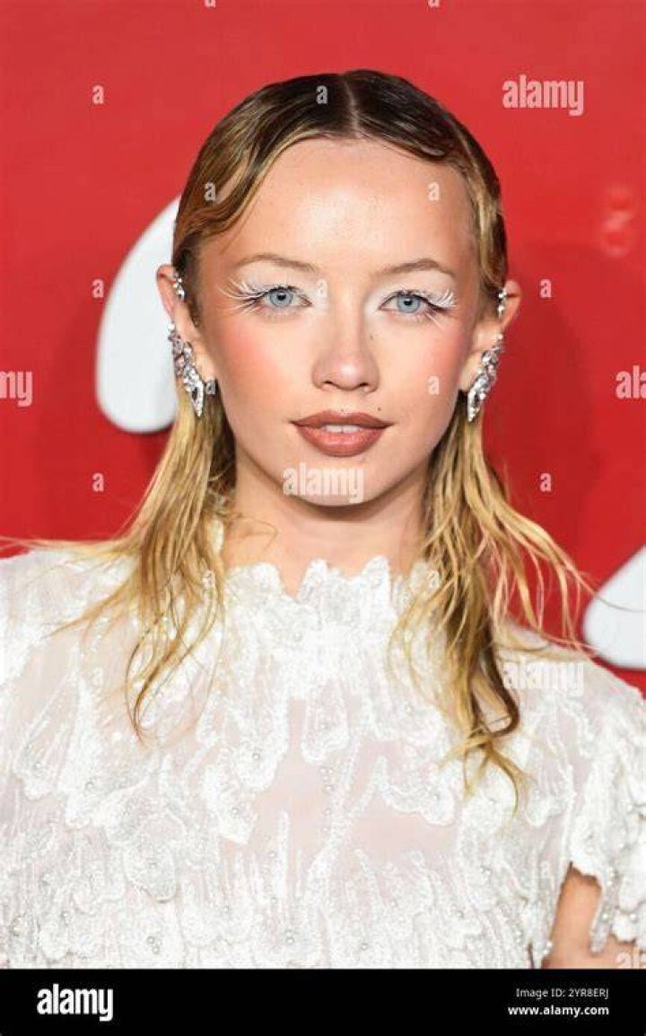 Lola clark 💖🥺🙈 in 2021 Hair streaks, Pretty people, Iconic women