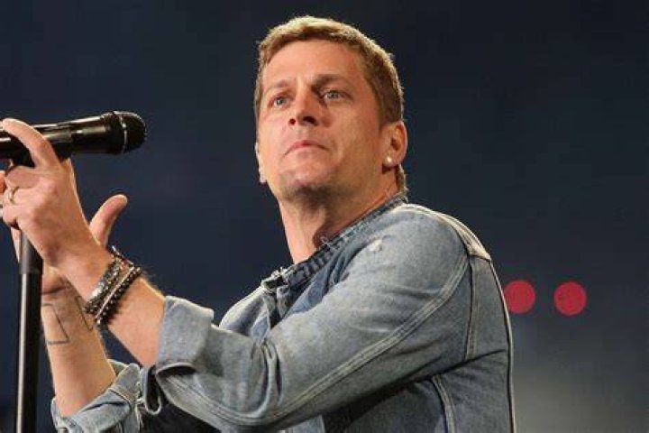 Matchbox Twenty&rsquo;s Rob Thomas Celebrates 18th Wedding Anniversary With